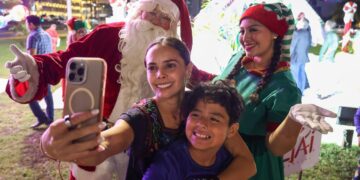 Ana Paty Peralta Enciende la Magia Navideña en Cancún con Coloridas Decoraciones