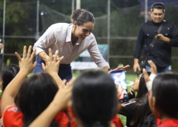 Ana Paty Peralta inaugura canchas deportivas en la SM 21