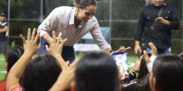 Ana Paty Peralta inaugura canchas deportivas en la SM 21
