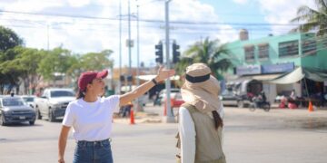Ana Paty Peralta supervisa construcción de cruces seguros en Cancún Supermanzana 105