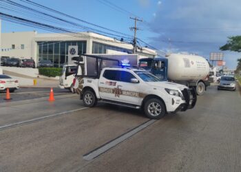 Aparatoso accidente en el Boulevard Colosio termina con autos incendiados