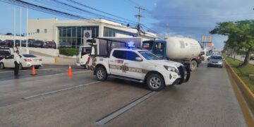 Aparatoso accidente en el Boulevard Colosio termina con autos incendiados