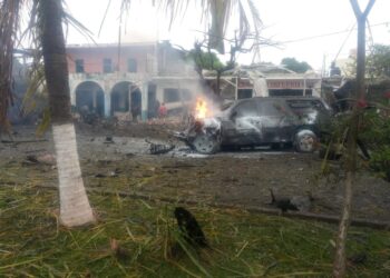 Atentado con coche bomba en Michoacán deja cinco muertos, entre ellos tres policías comunitarios