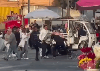Bloqueo en CDMX: Choque de Paciencia entre Estudiantes y Conductor