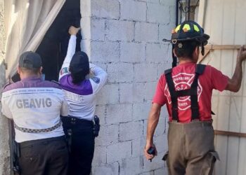 Bomberos Cancún protegen a menor durante operativo de emergencia en la SM 230