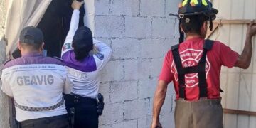 Bomberos Cancún protegen a menor durante operativo de emergencia en la SM 230
