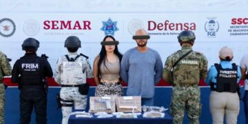 Captura de José Rafael “El Dóber” sacude la seguridad en Benito Juárez Benito Juárez, Quintana Roo.– La captura de José Rafael “El Dóber” representa un golpe relevante contra la delincuencia organizada en este municipio, luego de que autoridades estatales confirmaran la detención de este sujeto, considerado objetivo prioritario dentro del Atlas Delictivo del Estado. El operativo fue realizado por la Fiscalía General del Estado en coordinación con el Grupo Interinstitucional, como parte de los trabajos permanentes de vigilancia y prevención del delito. De acuerdo con la información oficial, durante esta acción también fue detenida Valeria Teresita “N” y/o Arelia “N”, quien viajaba junto al hoy imputado al momento de la intervención. La detención de “El Dóber” se dio mientras ambos circulaban a bordo de un vehículo sobre el bulevar Kukulcán, una de las vialidades más transitadas y estratégicas de la zona turística de Cancún. Operativo coordinado en zona turística La Fiscalía detalló que los hechos ocurrieron a la altura del kilómetro 4.5 del bulevar Kukulcán, donde elementos de seguridad realizaban recorridos de prevención y vigilancia. Al detectar el vehículo, procedieron a marcar el alto y realizar una inspección conforme a los protocolos establecidos, lo que derivó en la captura de José Rafael “El Dóber” y su acompañante sin que se registraran incidentes mayores. Durante la revisión, los agentes localizaron diversas sustancias ilícitas, entre ellas vegetal verde y seco con características similares a la marihuana, así como polvo blanco presuntamente cocaína. Estos indicios refuerzan la línea de investigación por delitos contra la salud en su modalidad de narcomenudeo, uno de los principales generadores de violencia en la región. Aseguramiento de armas, dinero y vehículo Además de los narcóticos, las autoridades aseguraron un arma de fuego tipo escuadra, junto con cargadores abastecidos con cartuchos útiles, lo que incrementa la gravedad de los señalamientos en contra del detenido. A esto se suma el decomiso de una fuerte cantidad de dinero en efectivo: 213 mil 370 pesos mexicanos y 5 mil 300 dólares americanos, presuntamente vinculados a actividades ilícitas. También fue asegurado un vehículo RAM 2500, modelo 2017, el cual quedó bajo resguardo de las autoridades ministeriales como parte de los indicios integrados a la carpeta de investigación. La detención de “El Dóber” cobra mayor relevancia al tratarse de un presunto integrante de un grupo criminal identificado como generador de violencia en Benito Juárez. La Fiscalía subrayó que José Rafael “N” figuraba como objetivo prioritario debido a su presunta participación en hechos delictivos de alto impacto. Su captura, señalaron, podría contribuir a la disminución de actividades criminales y a la desarticulación de células que operan en esta zona clave para el turismo. Como valor agregado, especialistas en seguridad consultados señalan que este tipo de detenciones en corredores turísticos envían un mensaje directo a los grupos delictivos, ya que demuestran la presencia activa de las autoridades en zonas consideradas sensibles. Además, refuerzan la confianza de la ciudadanía y del sector turístico, al evidenciar que los operativos no se limitan a áreas periféricas, sino que abarcan puntos estratégicos del municipio. Finalmente, las personas detenidas y todos los indicios asegurados fueron puestos a disposición del Ministerio Público, quien en el término constitucional determinará su situación jurídica. La Fiscalía General del Estado reiteró su compromiso de mantener la coordinación entre los tres órdenes de gobierno para combatir la delincuencia, siempre respetando el debido proceso y la legalidad.