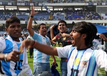 «Aficionados muestran inconformidad durante evento de Messi en la India»
