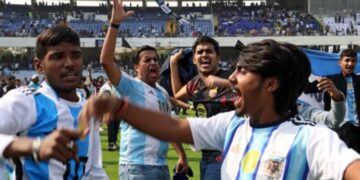 «Aficionados muestran inconformidad durante evento de Messi en la India»