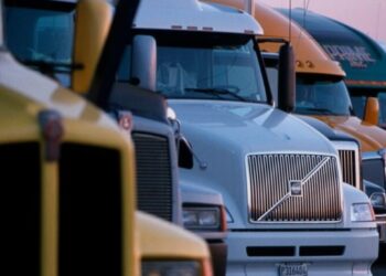 «Alto costo de licencia federal agrava crisis para operadores de tractocamiones»