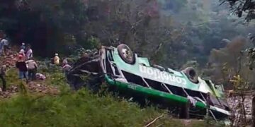 «Accidente de autobús en Zontecomatlán deja 8 muertos y 19 lesionados»