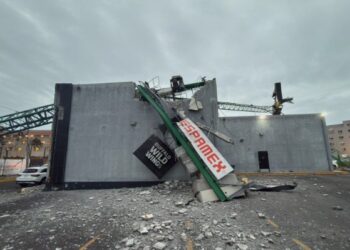 «Rachas de viento provocan caída de grúa en Boca del Río, Veracruz»