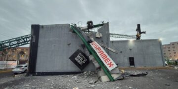 «Rachas de viento provocan caída de grúa en Boca del Río, Veracruz»