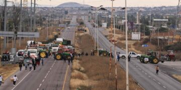 Campesinos y transportistas bloquean autopistas en México: qué significa para quienes viajan