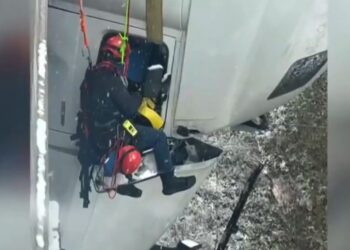 VIDEO «Chofer sobrevive tras quedar suspendido en un puente durante tormenta invernal»