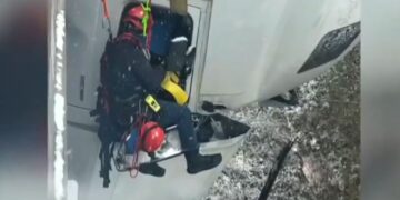 VIDEO «Chofer sobrevive tras quedar suspendido en un puente durante tormenta invernal»
