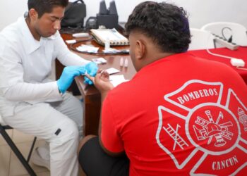 DIF Benito Juárez impulsa la salud preventiva entre bomberos de Cancún