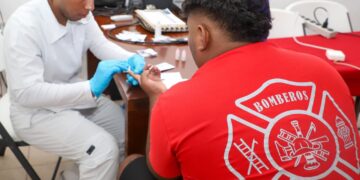 DIF Benito Juárez impulsa la salud preventiva entre bomberos de Cancún