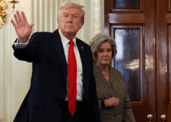 Donald Trump defiende a su jefa de gabinete tras polémicos comentarios