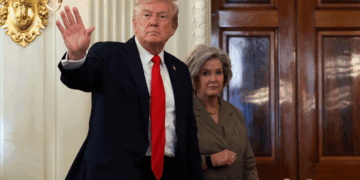 Donald Trump defiende a su jefa de gabinete tras polémicos comentarios