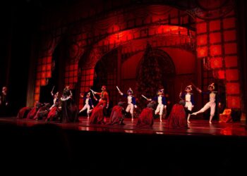El clásico “El Cascanueces” cautiva al público con una noche de ballet y Navidad