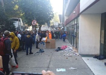 Empleados de Limpieza de CDMX Vacían Basura Frente a Oficinas GubernamentalesEmpleados de Limpieza de CDMX Vacían Basura Frente a Oficinas Gubernamentales