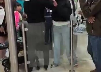 Escándalo en el aeropuerto de Cancún: Pelea entre empleada de Volaris y pasajera