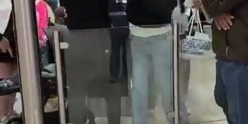 Escándalo en el aeropuerto de Cancún: Pelea entre empleada de Volaris y pasajera