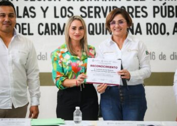 Ética e integridad en el servicio público distinguen al gobierno de Estefanía Mercado Playa del Carmen, Quintana Roo, 20 de diciembre de 2025.— El gobierno municipal encabezado por la presidenta Estefanía Mercado se consolida como un referente en ética e integridad en el servicio público, al presentar avances significativos en la formación y fortalecimiento de valores dentro de la administración local. Estas acciones buscan garantizar un ejercicio gubernamental responsable, transparente y cercano a la ciudadanía, fortaleciendo la confianza social en las instituciones. Como parte de esta estrategia, el Comité de Ética y Conducta de las y los Servidores Públicos de Playa del Carmen, presidido por Cristina Alcérreca Manzanero, titular del Órgano Interno de Control, dio a conocer los resultados alcanzados durante la cuarta sesión ordinaria celebrada en el Salón Oval del Nuevo Palacio Municipal. En el encuentro se reafirmó el compromiso institucional con la ética e integridad en el servicio público. Ética e integridad en el servicio público como eje de capacitación Durante la sesión, se presentó el Plan Anual de Trabajo y el calendario de sesiones 2025, destacando un avance superior al 85 por ciento en la capacitación del personal municipal en temas de ética e integridad en el servicio público. Este resultado fue posible gracias a la coordinación interinstitucional entre las distintas dependencias del Ayuntamiento, lo que permitió llevar la formación incluso a áreas con alta carga operativa en campo. Asimismo, se informó sobre la difusión interna del Código de Ética y Conducta, la integración de cartas compromiso firmadas por las y los titulares de las dependencias —requisito en los procesos de contratación— y la aprobación de mecanismos de fortalecimiento institucional. Entre ellos sobresale el proyecto “Su Voz sin tanto choro”, diseñado como un canal seguro y confidencial para la recepción de quejas y denuncias, reforzando la ética e integridad en el servicio público. Durante el evento también se entregaron reconocimientos a secretarías, dependencias e institutos que acreditaron la capacitación total de su personal en la materia. Destacaron aquellas instancias que alcanzaron el 100 por ciento de cumplimiento, aun cuando su trabajo operativo se desarrolla mayoritariamente en campo, demostrando que la ética e integridad en el servicio público puede consolidarse en todos los niveles. Las dependencias reconocidas fueron la Secretaría de Planeación y Evaluación, Tesorería Municipal, Secretaría de Infraestructura y Obras Públicas, Secretaría de Seguridad Ciudadana, Secretaría de Justicia Cívica y Convivencia Humana, DIF Playa del Carmen, Alcaldía de Puerto Aventuras, Instituto de las Mujeres, Instituto del Deporte, Instituto de la Juventud y el Órgano Interno de Control. También se reconoció el trabajo de la Dirección de Capacitación y el respaldo del Oficial Mayor, Guillermo Brahms. Ética e integridad en el servicio público fortalecen la confianza ciudadana Como valor agregado, especialistas en administración pública señalan que este tipo de modelos preventivos, como la transformación del Comité de Ética y Conducta en el Comité de Ética y Prevención de Conflictos de Intereses (COEPSI), se alinean con buenas prácticas nacionales e internacionales. Estas acciones no solo previenen conductas indebidas, sino que fortalecen la transparencia, la rendición de cuentas y la confianza ciudadana en los gobiernos locales. En el mensaje de clausura, Cristina Alcérreca Manzanero subrayó que la lucha contra la corrupción es un proceso permanente que requiere constancia, unidad y firme apego a los principios éticos. Con el cierre de actividades 2025, el gobierno de Playa del Carmen sienta bases sólidas para iniciar una nueva etapa de trabajo institucional en 2026, reafirmando su compromiso con la ética e integridad en el servicio público.