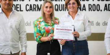 Ética e integridad en el servicio público distinguen al gobierno de Estefanía Mercado Playa del Carmen, Quintana Roo, 20 de diciembre de 2025.— El gobierno municipal encabezado por la presidenta Estefanía Mercado se consolida como un referente en ética e integridad en el servicio público, al presentar avances significativos en la formación y fortalecimiento de valores dentro de la administración local. Estas acciones buscan garantizar un ejercicio gubernamental responsable, transparente y cercano a la ciudadanía, fortaleciendo la confianza social en las instituciones. Como parte de esta estrategia, el Comité de Ética y Conducta de las y los Servidores Públicos de Playa del Carmen, presidido por Cristina Alcérreca Manzanero, titular del Órgano Interno de Control, dio a conocer los resultados alcanzados durante la cuarta sesión ordinaria celebrada en el Salón Oval del Nuevo Palacio Municipal. En el encuentro se reafirmó el compromiso institucional con la ética e integridad en el servicio público. Ética e integridad en el servicio público como eje de capacitación Durante la sesión, se presentó el Plan Anual de Trabajo y el calendario de sesiones 2025, destacando un avance superior al 85 por ciento en la capacitación del personal municipal en temas de ética e integridad en el servicio público. Este resultado fue posible gracias a la coordinación interinstitucional entre las distintas dependencias del Ayuntamiento, lo que permitió llevar la formación incluso a áreas con alta carga operativa en campo. Asimismo, se informó sobre la difusión interna del Código de Ética y Conducta, la integración de cartas compromiso firmadas por las y los titulares de las dependencias —requisito en los procesos de contratación— y la aprobación de mecanismos de fortalecimiento institucional. Entre ellos sobresale el proyecto “Su Voz sin tanto choro”, diseñado como un canal seguro y confidencial para la recepción de quejas y denuncias, reforzando la ética e integridad en el servicio público. Durante el evento también se entregaron reconocimientos a secretarías, dependencias e institutos que acreditaron la capacitación total de su personal en la materia. Destacaron aquellas instancias que alcanzaron el 100 por ciento de cumplimiento, aun cuando su trabajo operativo se desarrolla mayoritariamente en campo, demostrando que la ética e integridad en el servicio público puede consolidarse en todos los niveles. Las dependencias reconocidas fueron la Secretaría de Planeación y Evaluación, Tesorería Municipal, Secretaría de Infraestructura y Obras Públicas, Secretaría de Seguridad Ciudadana, Secretaría de Justicia Cívica y Convivencia Humana, DIF Playa del Carmen, Alcaldía de Puerto Aventuras, Instituto de las Mujeres, Instituto del Deporte, Instituto de la Juventud y el Órgano Interno de Control. También se reconoció el trabajo de la Dirección de Capacitación y el respaldo del Oficial Mayor, Guillermo Brahms. Ética e integridad en el servicio público fortalecen la confianza ciudadana Como valor agregado, especialistas en administración pública señalan que este tipo de modelos preventivos, como la transformación del Comité de Ética y Conducta en el Comité de Ética y Prevención de Conflictos de Intereses (COEPSI), se alinean con buenas prácticas nacionales e internacionales. Estas acciones no solo previenen conductas indebidas, sino que fortalecen la transparencia, la rendición de cuentas y la confianza ciudadana en los gobiernos locales. En el mensaje de clausura, Cristina Alcérreca Manzanero subrayó que la lucha contra la corrupción es un proceso permanente que requiere constancia, unidad y firme apego a los principios éticos. Con el cierre de actividades 2025, el gobierno de Playa del Carmen sienta bases sólidas para iniciar una nueva etapa de trabajo institucional en 2026, reafirmando su compromiso con la ética e integridad en el servicio público.