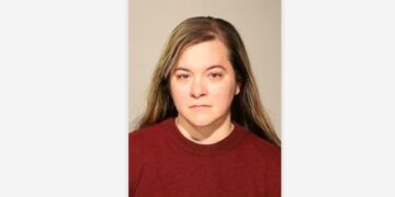 «Docente arrestada en Connecticut por mantener una relación sexual con un alumno»