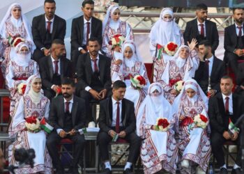«Boda masiva en Gaza une a 50 parejas en medio de la devastación de la guerra»
