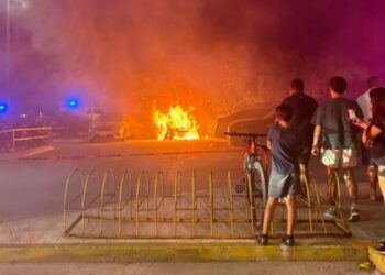 Fuego consume auto en Plaza Las Américas de Playa del Carmen