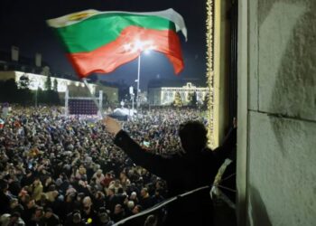 «Crisis política en Bulgaria: renuncia del Gobierno en medio de protestas masivas»