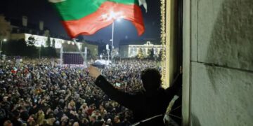«Crisis política en Bulgaria: renuncia del Gobierno en medio de protestas masivas»