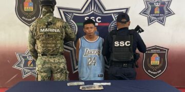 Grupo Orión y Marina detienen a sujeto tras ser sorprendido en motocicleta manipulando y olfateando bolsitas con presunta marihuana