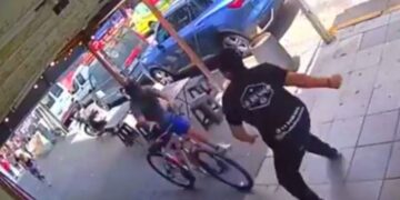 “Vendemos hamburguesas, pero a veces repartimos bifes”: trabajador de restaurante impide robo con épico puñetazo