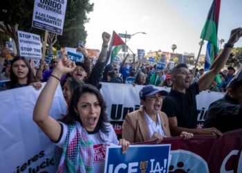 «Juez frena orden de Trump para desplegar la Guardia Nacional en Los Ángeles»