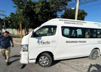 Camioneta de seguridad privada provoca choque en Playa del Carmen