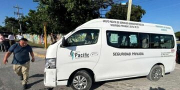 Camioneta de seguridad privada provoca choque en Playa del Carmen