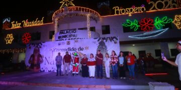 Lázaro Cárdenas Se Ilumina: Encendido Navideño Llena de Alegría y Magia a Kantunilkín