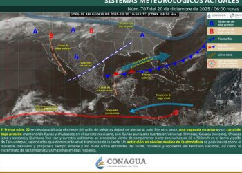Lluvias fuertes en Quintana Roo mantendrán alerta por viento y niebla Las lluvias fuertes en Quintana Roo continuarán afectando a todo el estado durante las próximas horas, de acuerdo con los reportes meteorológicos más recientes. Estas condiciones estarán acompañadas por rachas de viento de hasta 45 kilómetros por hora, principalmente en zonas donde se presenten tormentas. Autoridades estatales informaron que las lluvias fuertes en Quintana Roo podrían generar afectaciones en vialidades urbanas y carreteras, además de incrementar el riesgo de encharcamientos y baja visibilidad, por lo que se exhorta a la población a mantenerse atenta a los avisos oficiales. Lluvias fuertes en Quintana Roo generan viento y bancos de niebla Además de las precipitaciones, se ha detectado la presencia de bancos de niebla en distintos puntos del estado. Las lluvias fuertes en Quintana Roo han favorecido estas condiciones, las cuales podrían prevalecer durante varias horas y representar un riesgo para automovilistas. Protección Civil recomendó extremar precauciones al conducir, reducir la velocidad y encender las luces del vehículo, ya que la combinación de lluvia, viento y niebla disminuye considerablemente la visibilidad en caminos y carreteras estatales. Lluvias fuertes en Quintana Roo activan recomendaciones de seguridad Ante este panorama, las autoridades reiteraron el llamado a seguir las indicaciones emitidas por las Capitanías de Puerto, especialmente para embarcaciones menores, ya que las lluvias fuertes en Quintana Roo pueden provocar oleaje elevado y condiciones adversas en el mar. Como valor agregado, especialistas en gestión de riesgos señalaron que este tipo de fenómenos incrementa la probabilidad de caídas de ramas, cortes de energía y accidentes viales, por lo que recomendaron asegurar objetos sueltos en viviendas y evitar actividades al aire libre durante las tormentas. Finalmente, las autoridades exhortaron a la ciudadanía a mantenerse informada únicamente a través de canales oficiales y a reportar cualquier situación de emergencia. Las lluvias fuertes en Quintana Roo continuarán siendo monitoreadas para emitir alertas oportunas que permitan reducir riesgos y proteger a la población.