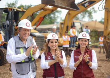 Mara Lezama y Ana Paty Peralta supervisan Viviendas para el Bienestar de la SM 255