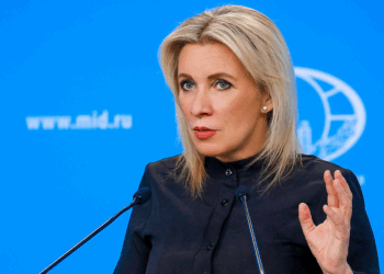 María Zajárova reacciona ante la aparición de un dron con bandera rusa en el cielo de Kiev