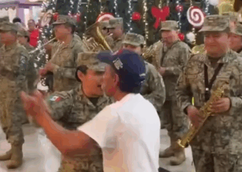 México supera la IA con el baile de soldados y civiles en Plaza Las Américas