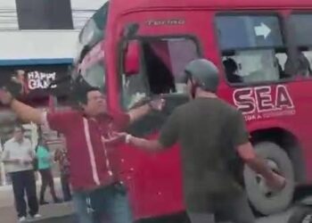 Motociclista en Cancún provoca zafarrancho tras romper camión de transporte público