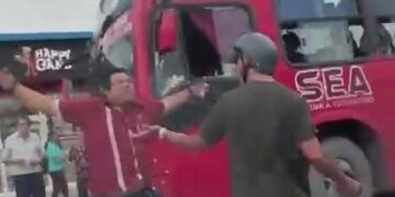 Motociclista en Cancún provoca zafarrancho tras romper camión de transporte público