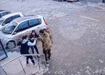 #VIDEO | Mujeres desafían el reclutamiento forzoso en Ucrania y logran rescatar a un joven civil