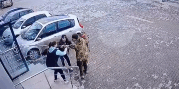#VIDEO | Mujeres desafían el reclutamiento forzoso en Ucrania y logran rescatar a un joven civil