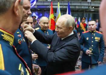 Camaradería militar rusa: Putin destaca el valor que no se compra con dinero